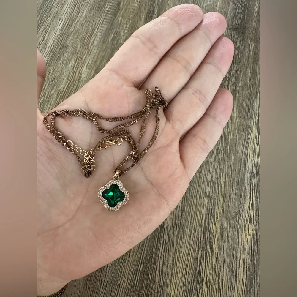 Necklace with green accent